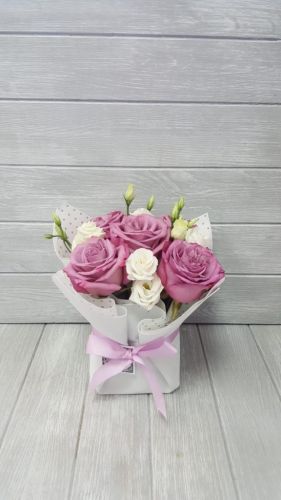 Цветочная композиция с розами и эустомой
