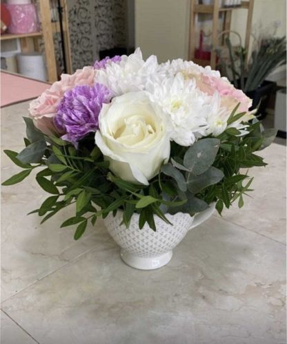 Цветочная композиция в кружке с розами и хризантемой, размер S