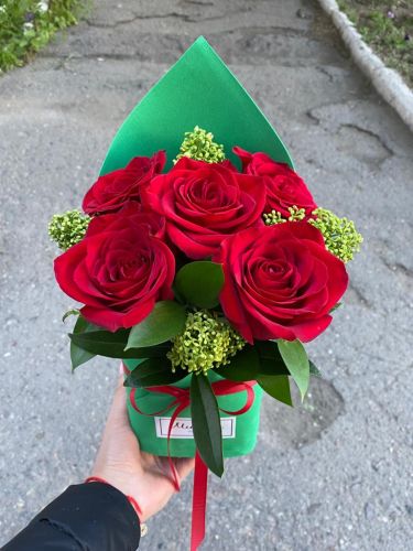 Цветочная композиция с красными розами  и скимией